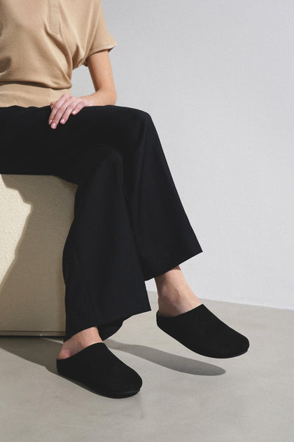 The Row Hugo Slide サンダル サイズ43 The Row Hugo Slide in BLACK | FWRD