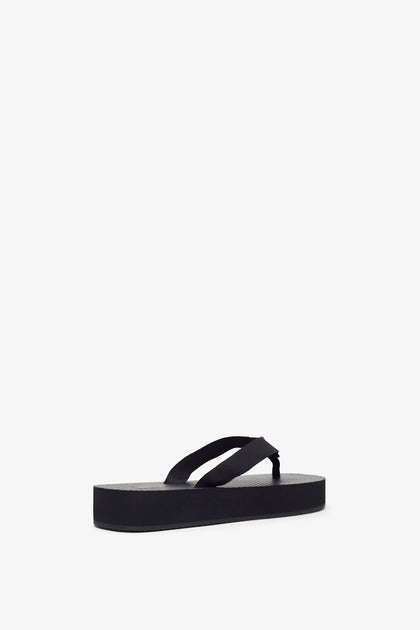 サンダル・ミュール THE ROW 25SS Dune Platform Flip-Flop Sandals F1586GRO BLK The Row | Dune platform sandals | Savannahs
