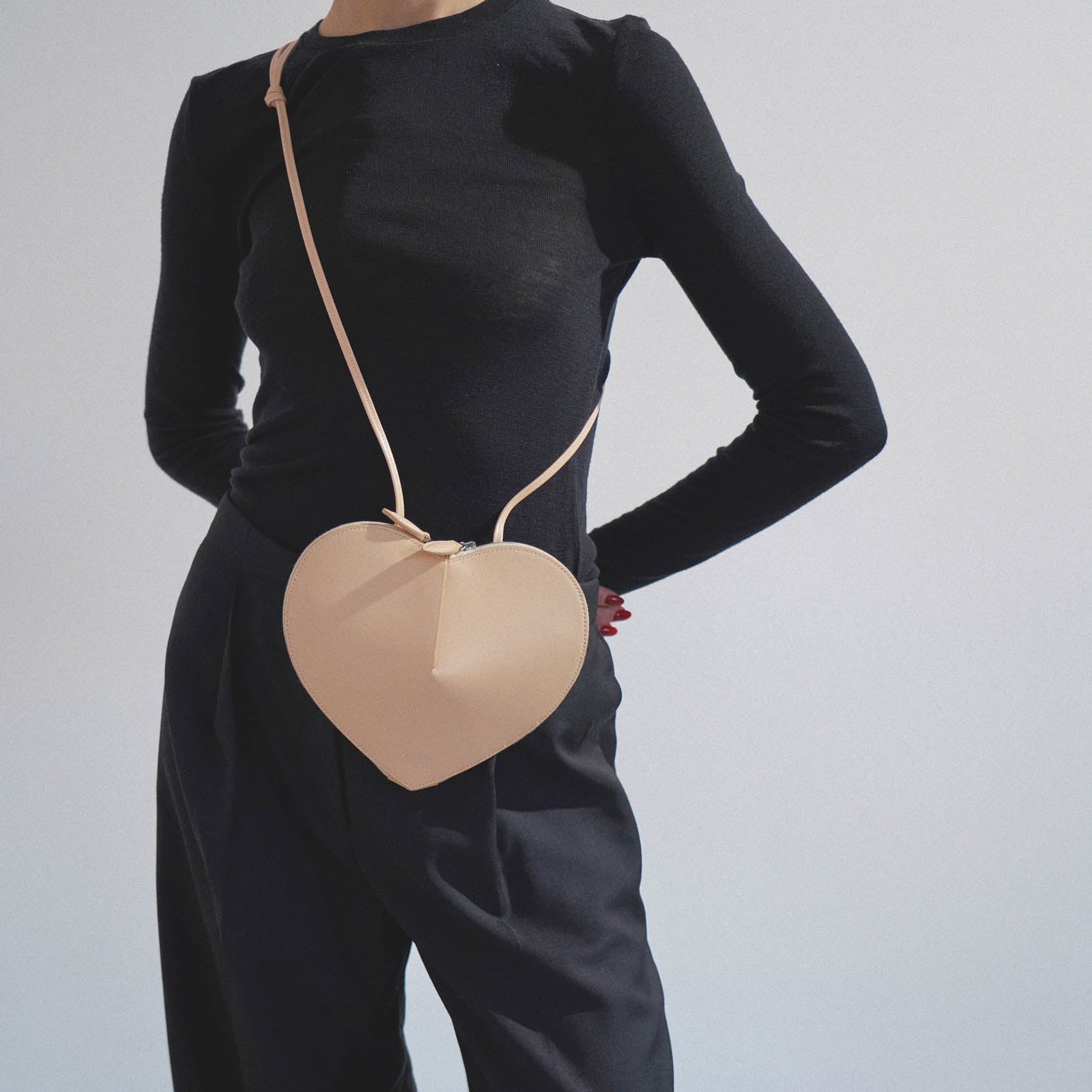 Alaïaアライア　LE CŒUR パテントカーフスキン製 ミュール　ベージュ ALAIA（アライア） ショルダーバッグ LE COEUR AA1P003C0Y75