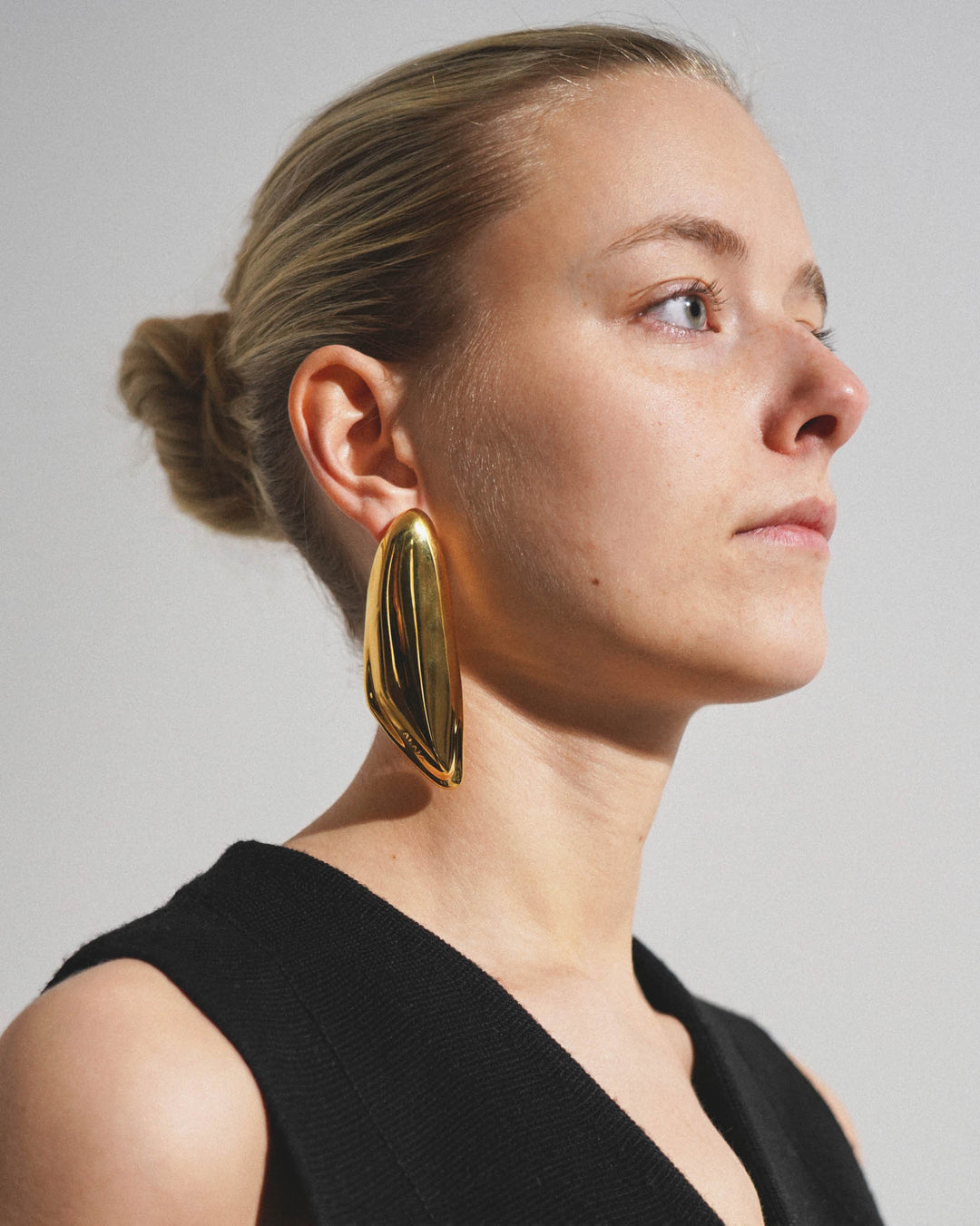 【送料&関税込】Alaia Bombe Demi-c Ur Earrings Demi-Cœur Bombe earrings in transparent - Alaia | Mytheresa