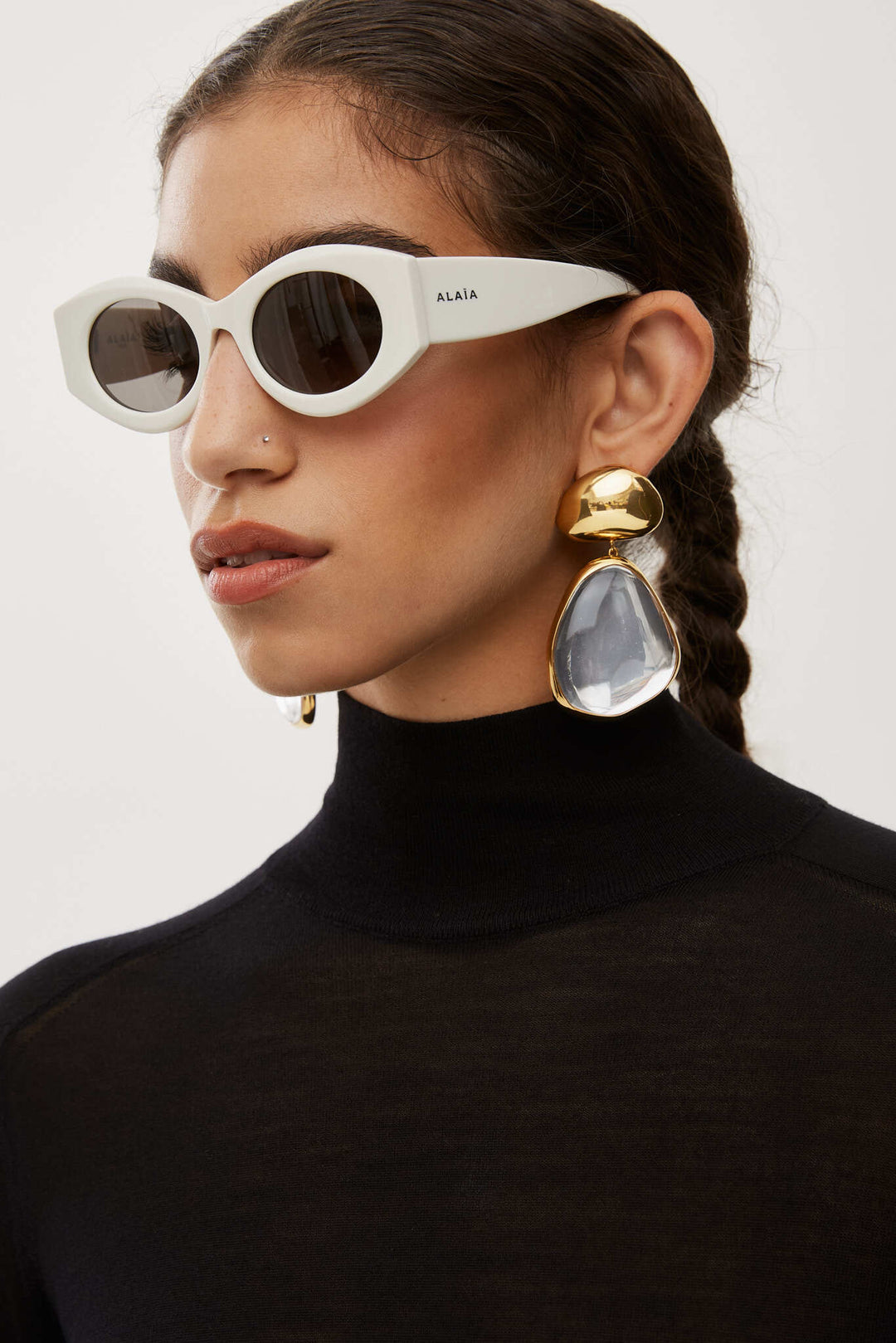 Alaïa | Oval 82 white sunglasses | Savannahs display picture 1