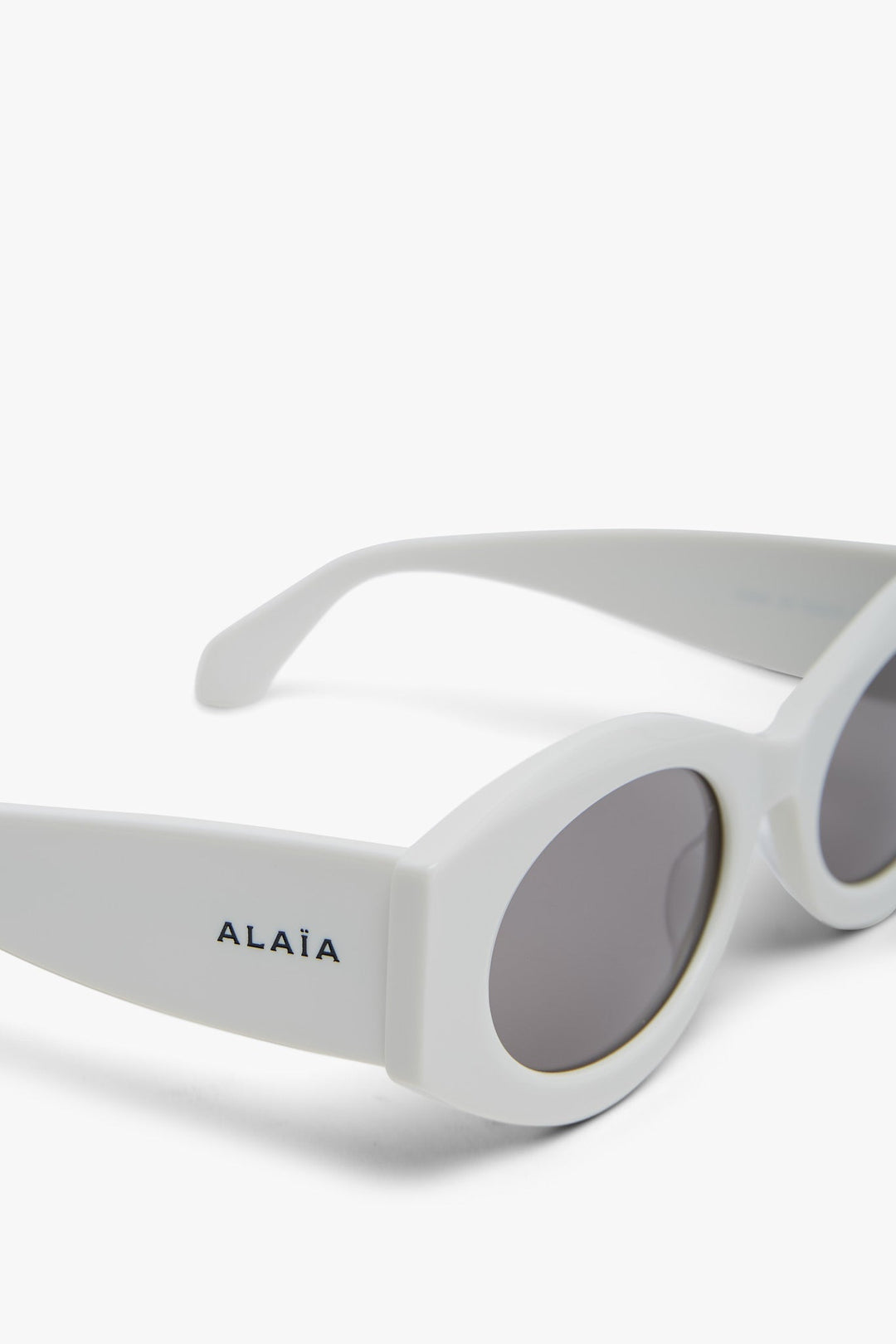 Alaïa | Oval 82 white sunglasses | Savannahs display picture 2