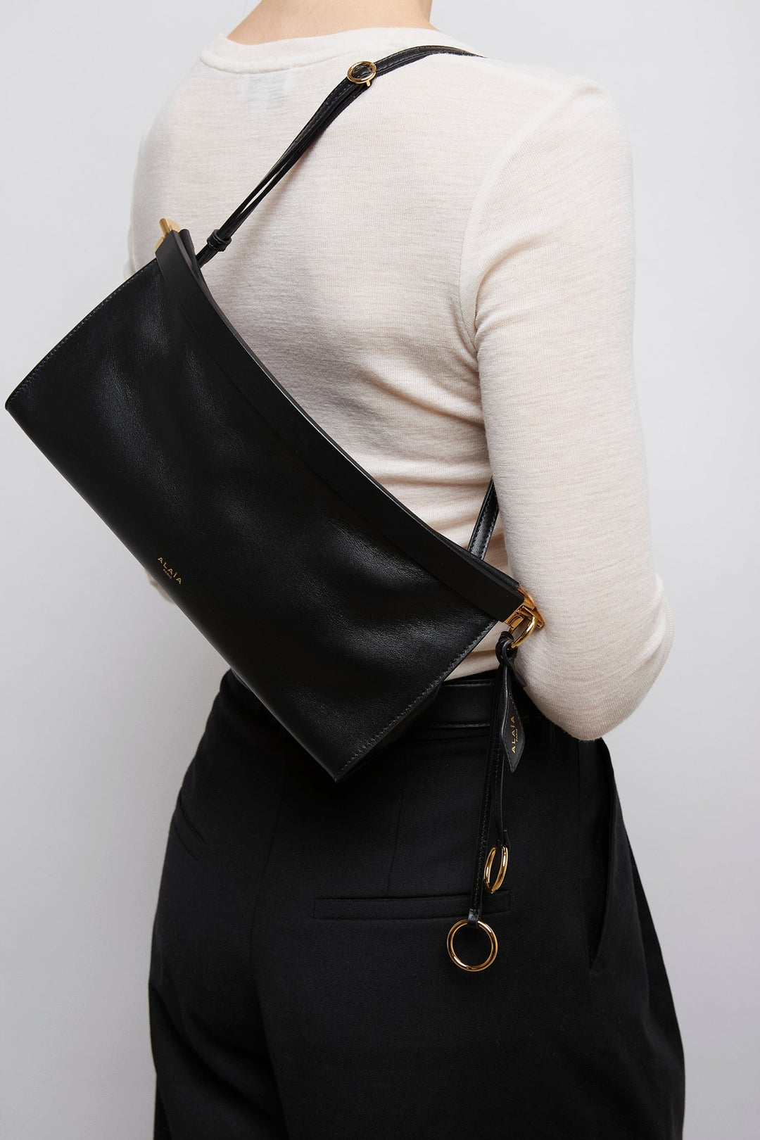 ショルダーバッグ・ポシェット ALAIA BLACK LEATHER EAST WEST MEDIUM CROSSBODY BAG ALAÏA BLACK LE CLICK EAST WEST MEDIUM BAG IN LEATHER |ALAÏA US