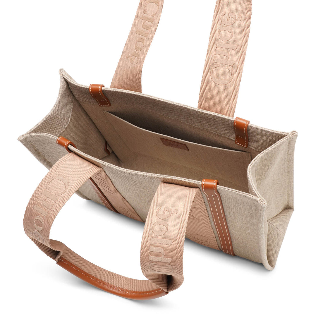 トートバッグ Chloe Woody Medium Bag In Beige Canvas Woody Tote Bag | Blend Fashion and Practicality | Chloé US