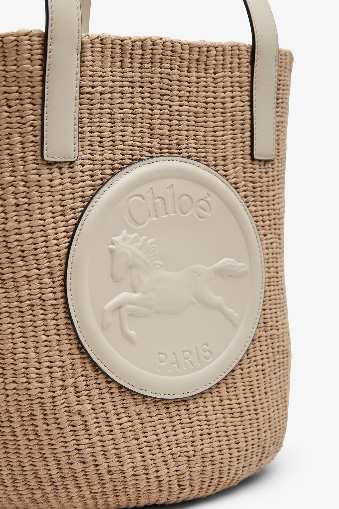 CHLOE クロエ かごバッグ Horse Medal Basket 巾着型 Chloé Small Horse Medal Basket In Natural Fibers | Chloé US
