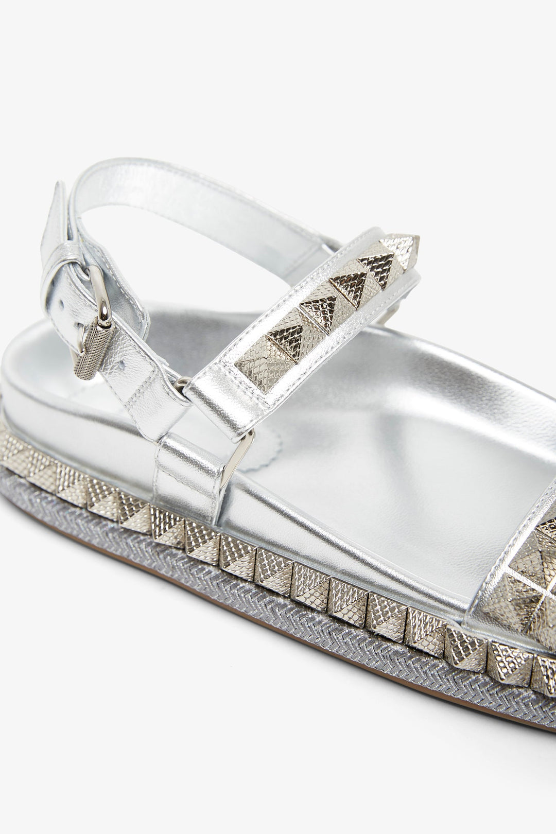 魅惑的 ☆ ルブタン Pyrabizz silver flat sandals Christian Louboutin | Pyrabizz silver flat sandals | Savannahs