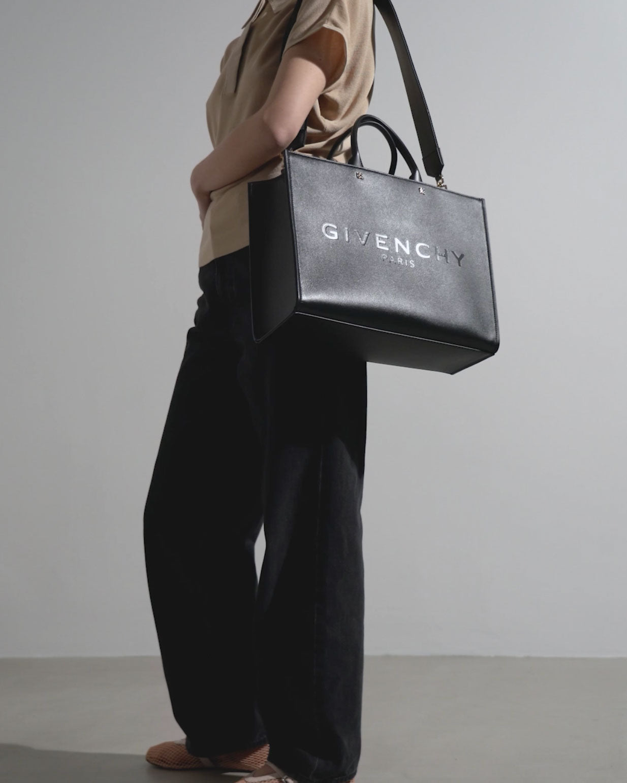 Givenchy | G tote medium black bag | Savannahs