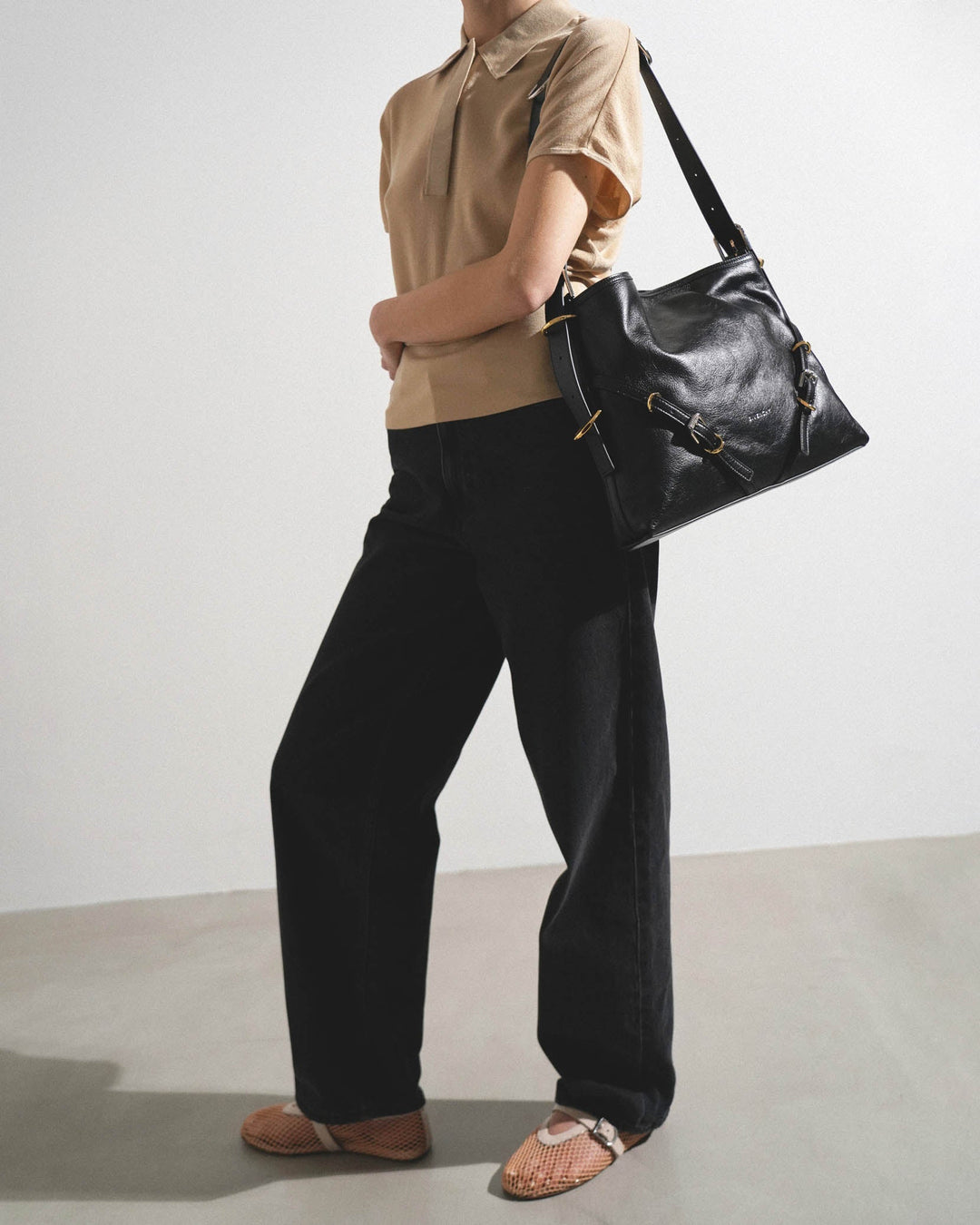 GIVENCHY ホワユ スモル ショルタハック BB50YYB1Q9 410 Medium Belted Hobo bag in leather in - black | Givenchy US