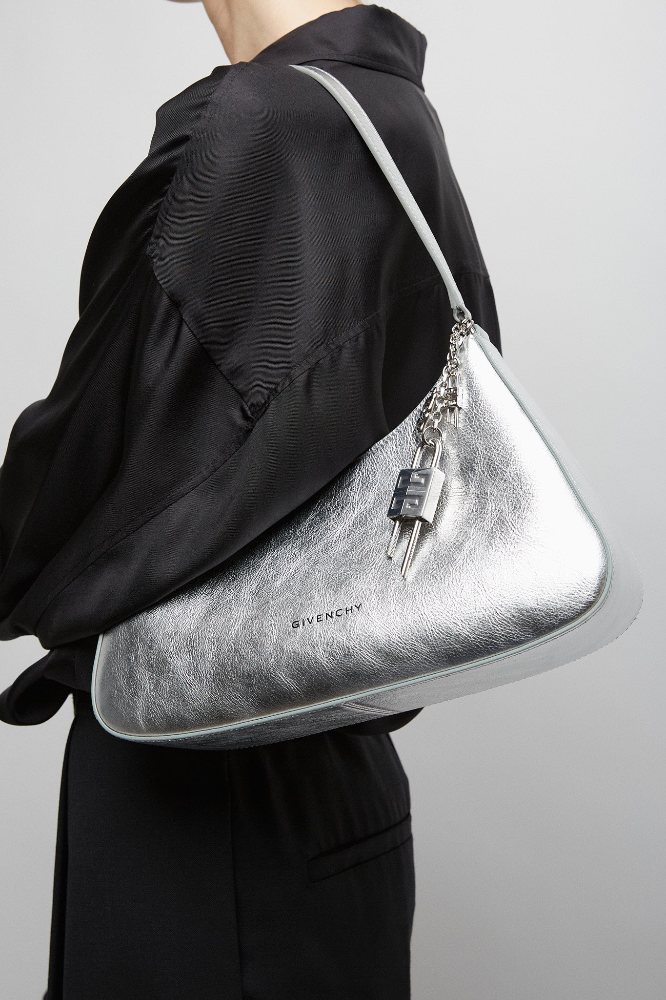正規◇GIVENCHY◇ショルダー Givenchy Goatskin Grommet Medium GV3 Shoulder Bag Black 1808337