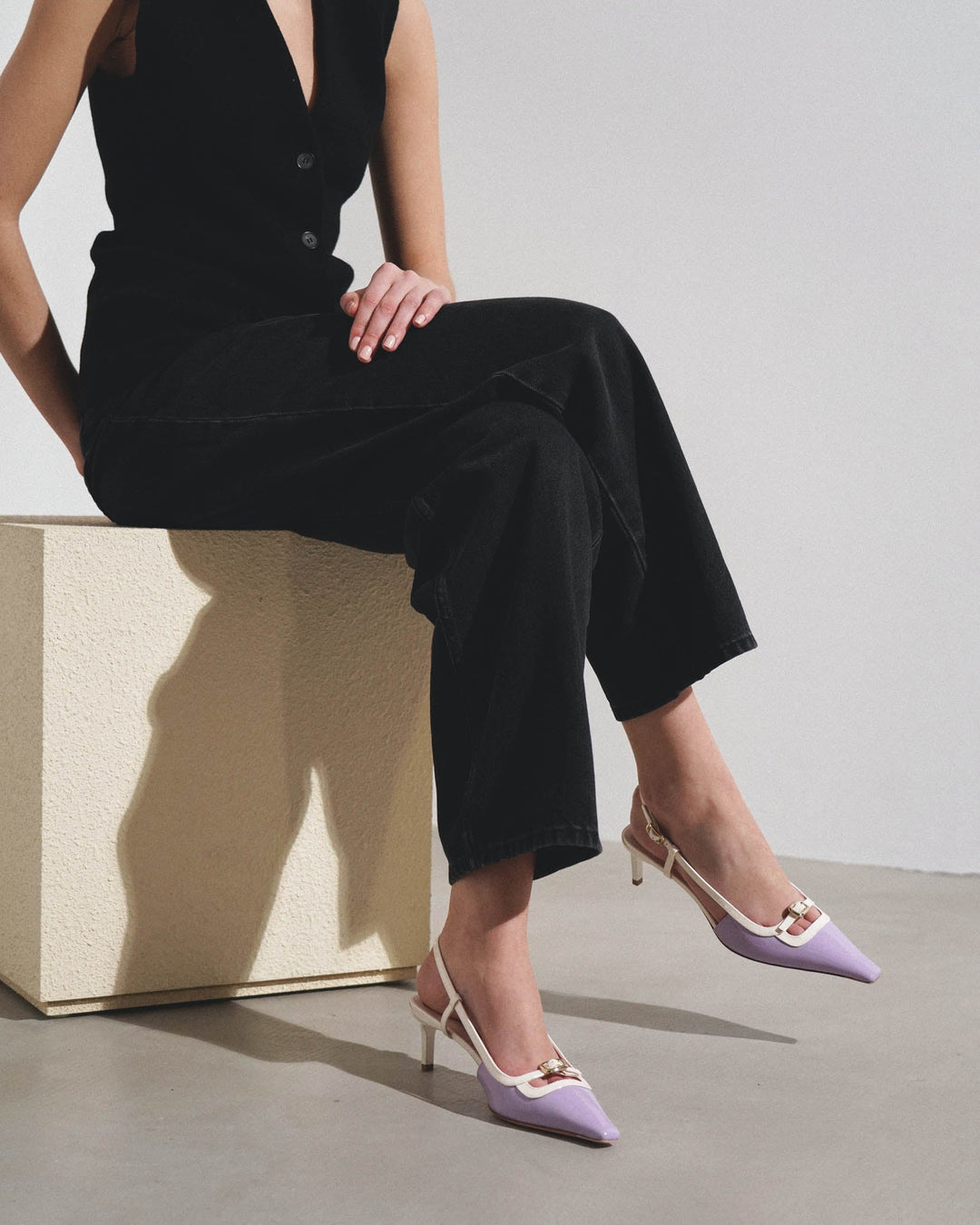 【Roger Vivier】'Viv' Canard パンプス Viv' Canard Pumps in suede Black Woman RVW72240730N5W41B999