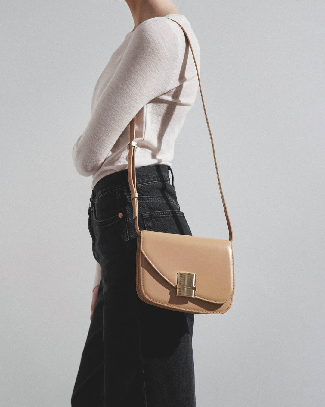 VIP【送料関税込】FERRAGAMO 'oyster' Asymmetric Crossbody Bag Ferragamo | Oyster small light camel bag | Savannahs