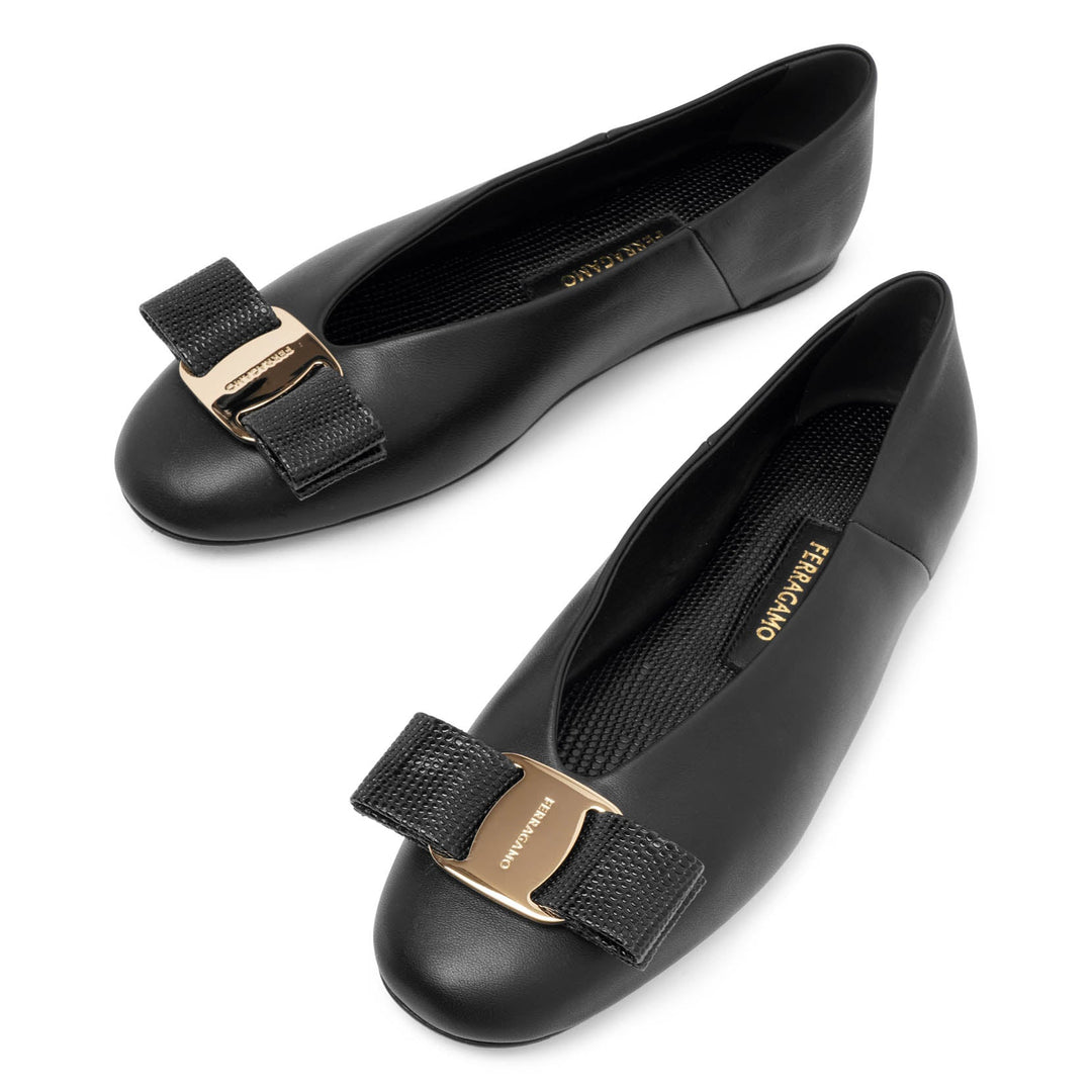 【送料&関税込】Ferragamo Black Vanna Flats nm_4745039_100106_m
