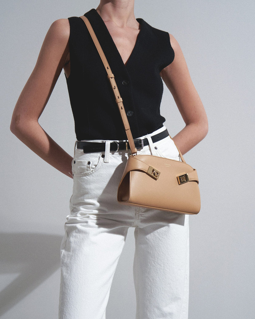 24AW new/FERRAGAMO ハグミディアムショルダーバッグ Bag Brown Hug handbag (L) - Women | Ferragamo
