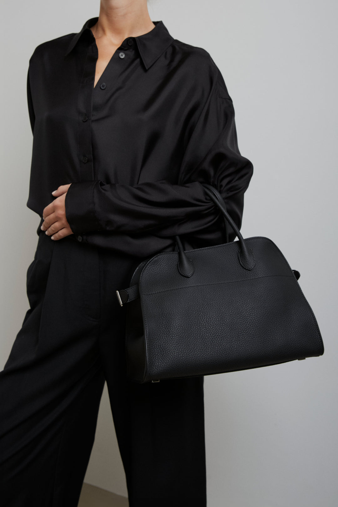 THE ROW ☆Soft Margaux 12 Sac Grain Leather ブラック The Row | Soft Margaux 12 black leather bag | Savannahs