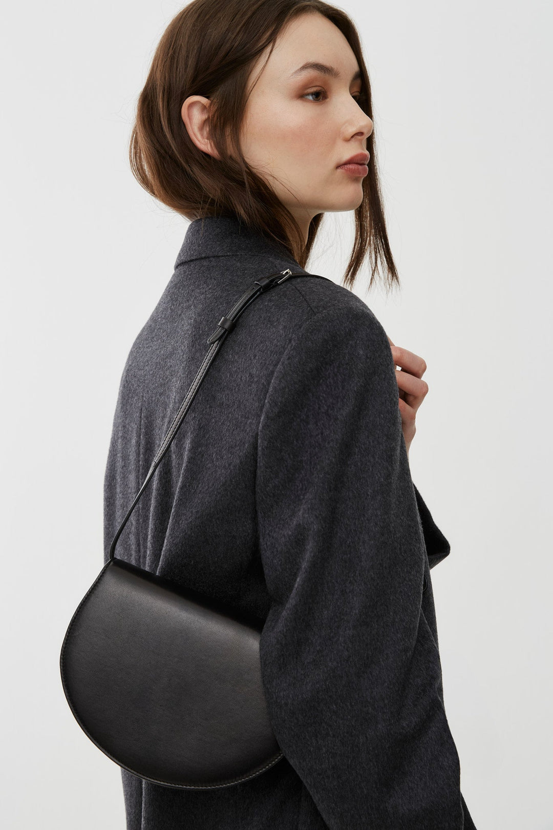 The Row CANTEEN ショルダーバッグ THE ROW】 ザロウ Canteen Bag in Leather ショルダーバッグ