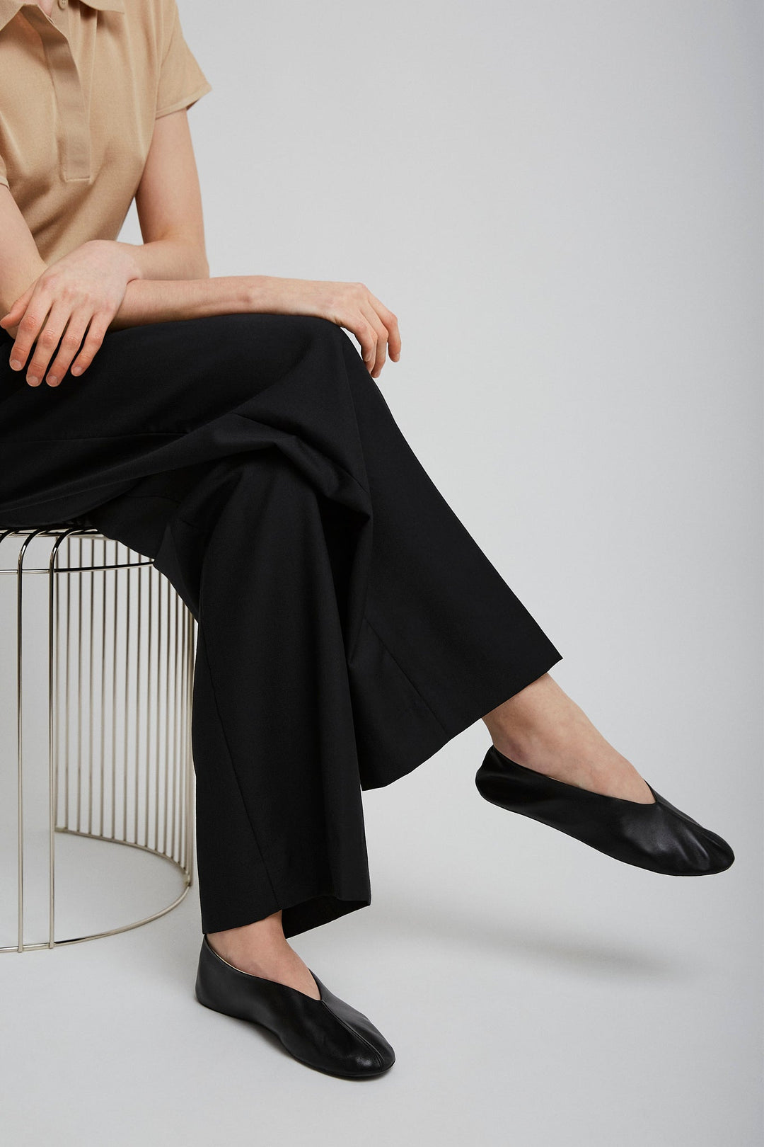 上質★THE ROW Stella black slippers Stella Slipper Black in Leather – The Row