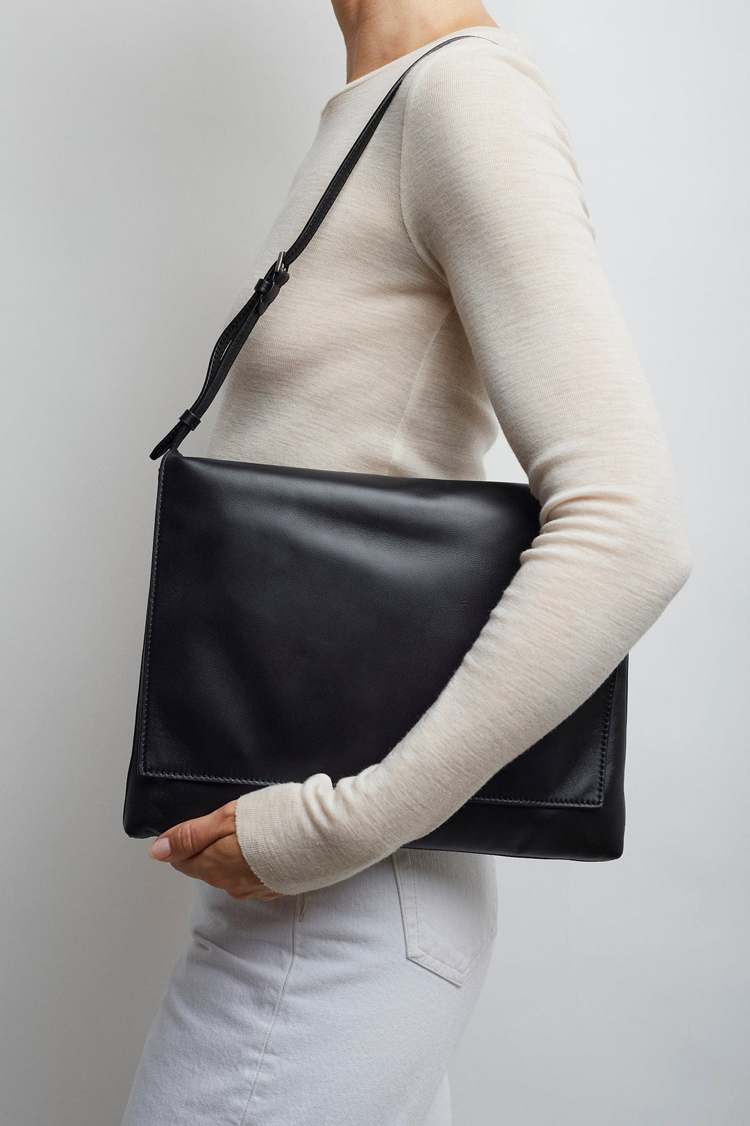 ショルダーバッグ・ポシェット The Row SS25 The Row Bags.. (W1812 L611BLAN) The Row | Nan black leather shoulder bag | Savannahs