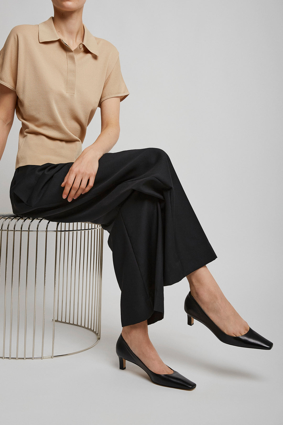 靴 THE ROW SQUARE TOE PUMP THE ROW Square Toe Flat Pump Leather Flats in Camel Size 37 $990