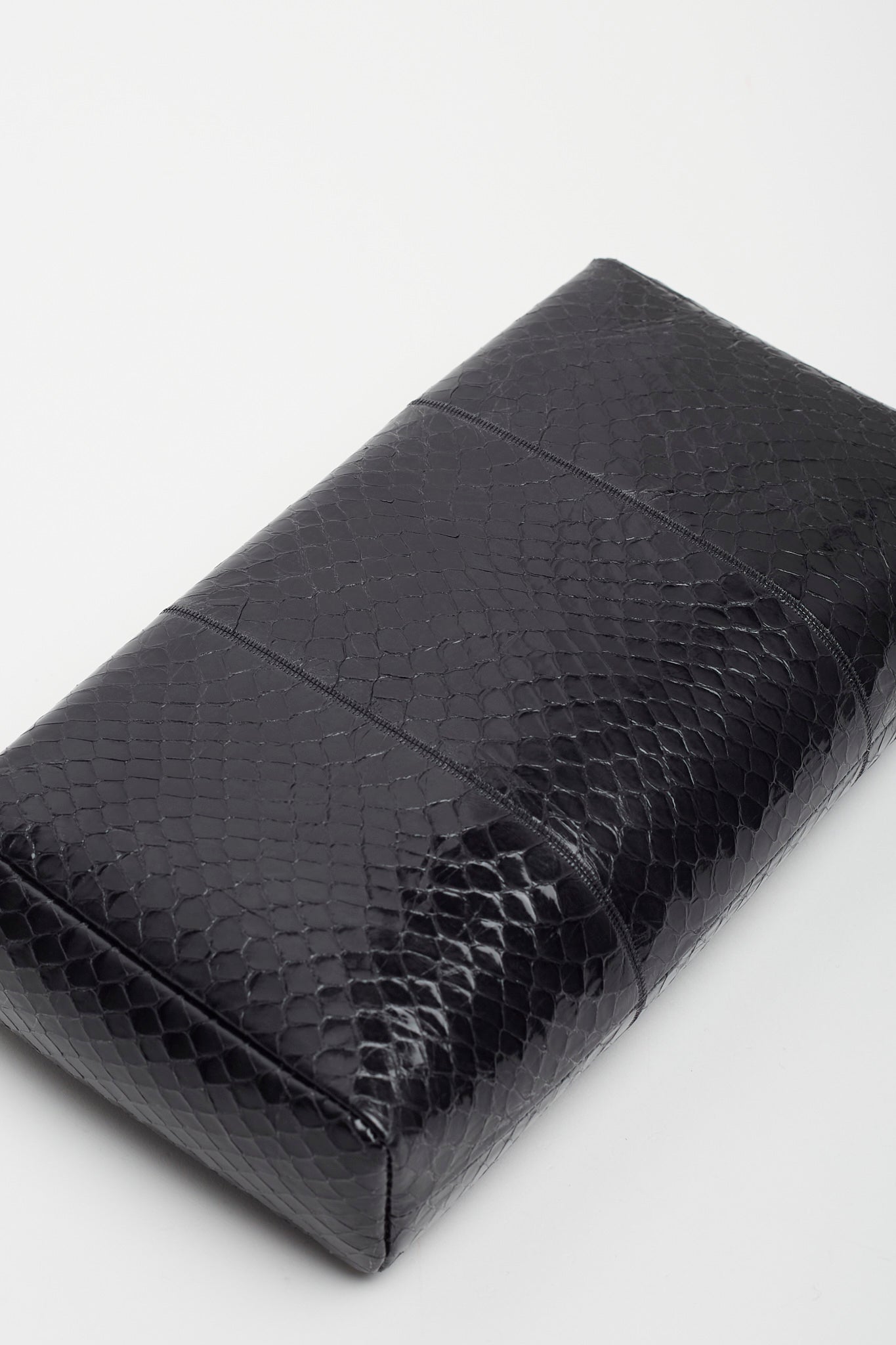 Squared compact black leather clutch