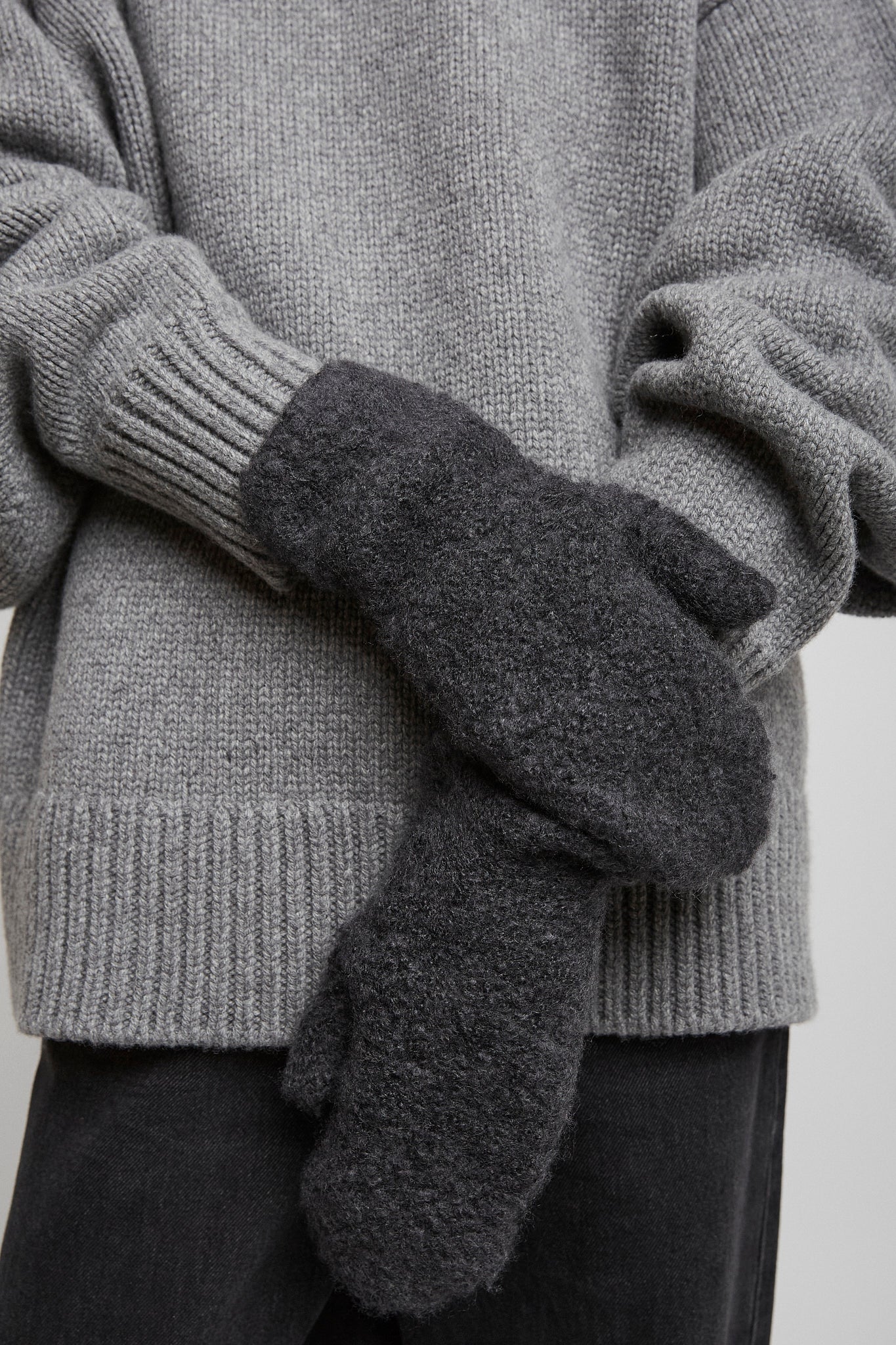 Ladislas faded black cashmere mittens