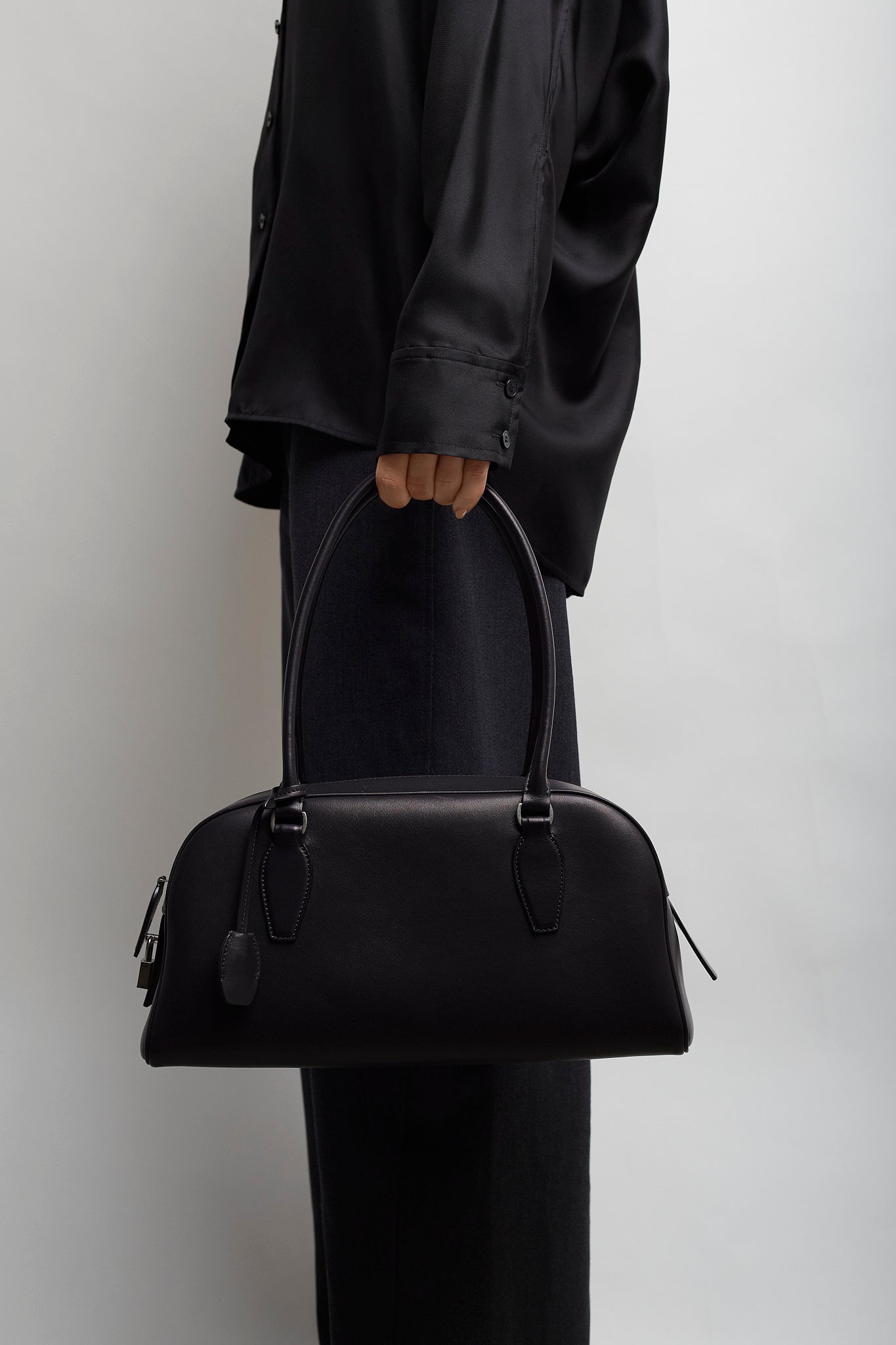 India E/W black shoulder bag