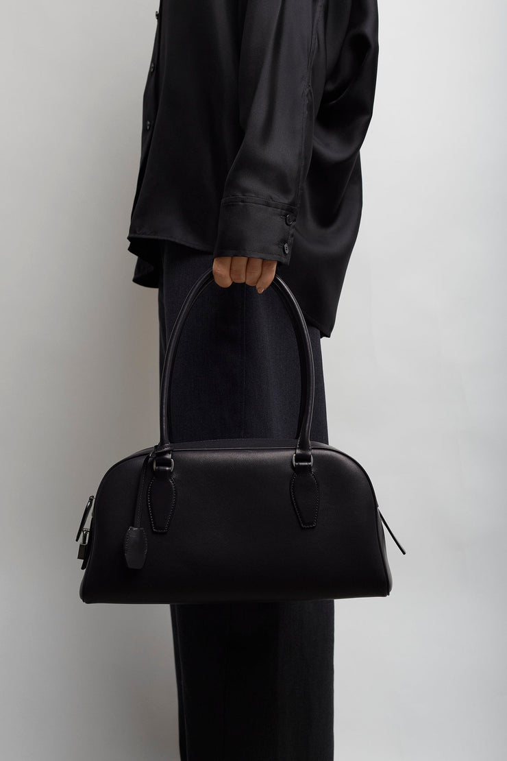 India E/W black shoulder bag