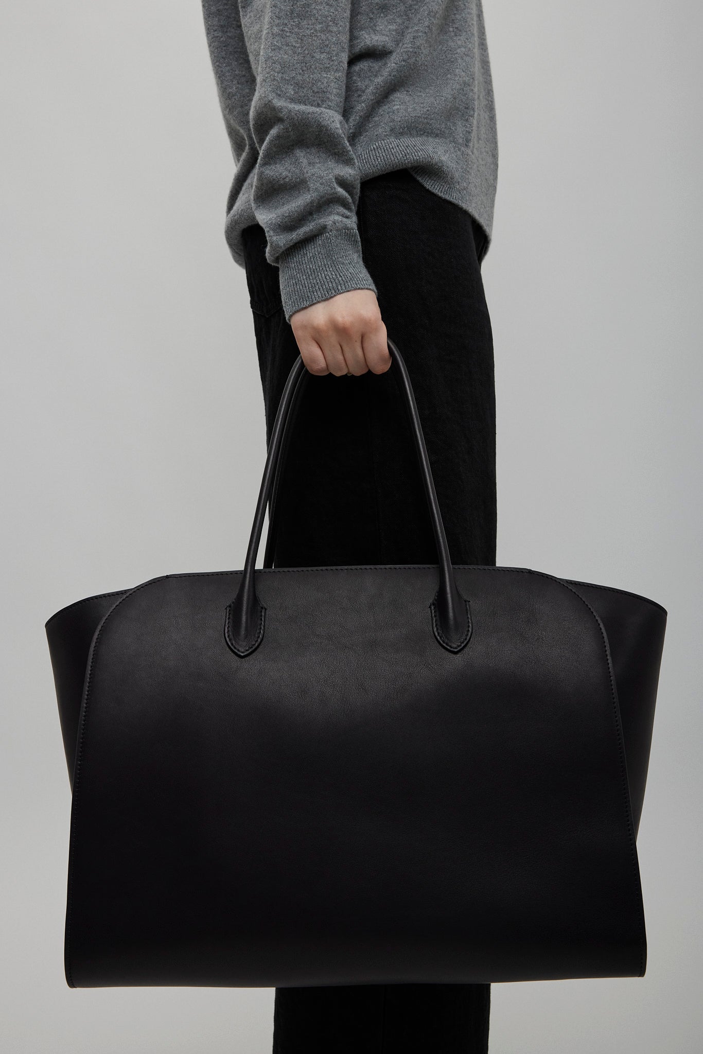Marlo 17 black tote bag