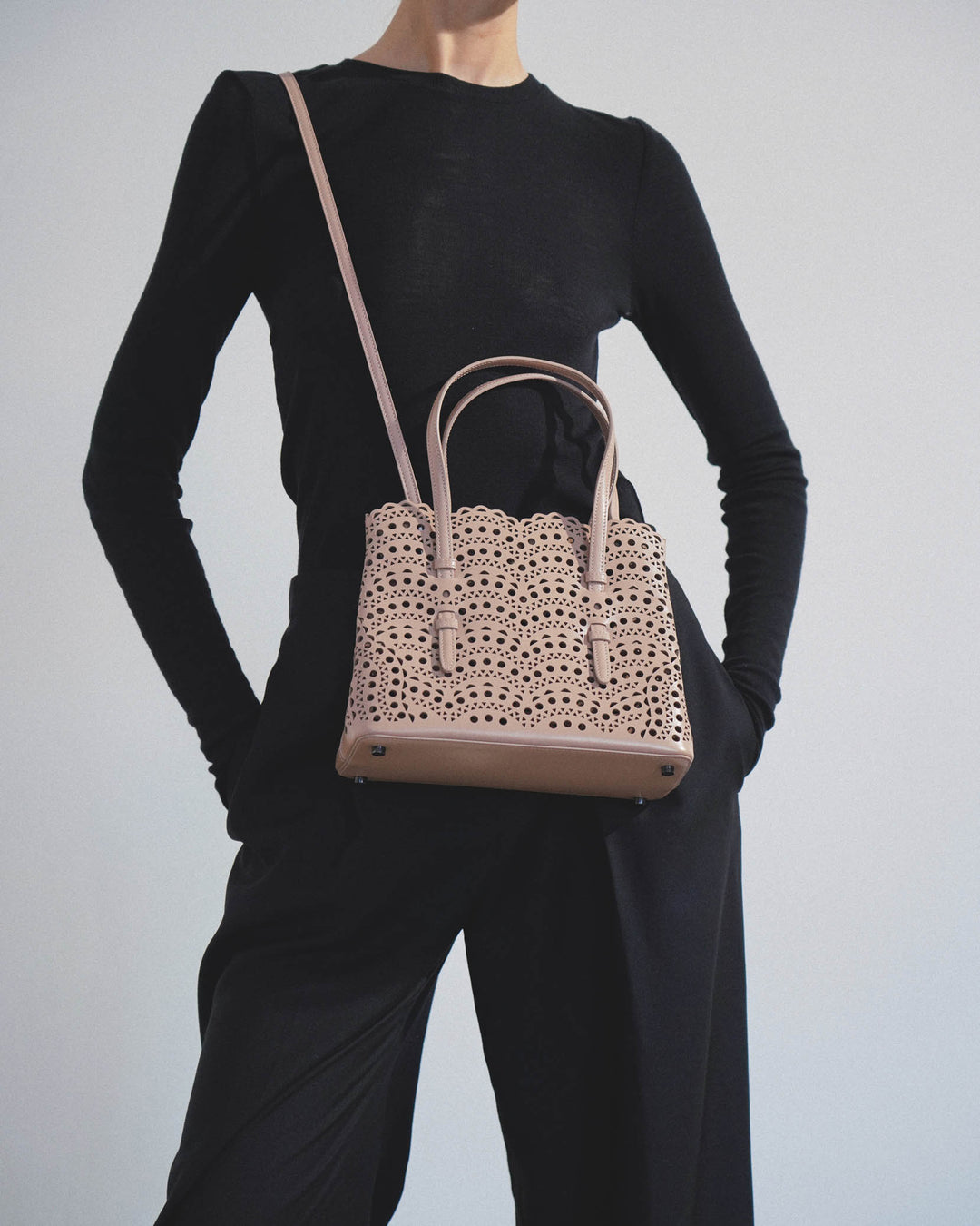 【ALAIA直営店】Sac Mina 25 en cuir Vienne Vague ALAÏA Black Mina 25 Bag In Vienne Wave Lux Calfskin | ALAÏA CH