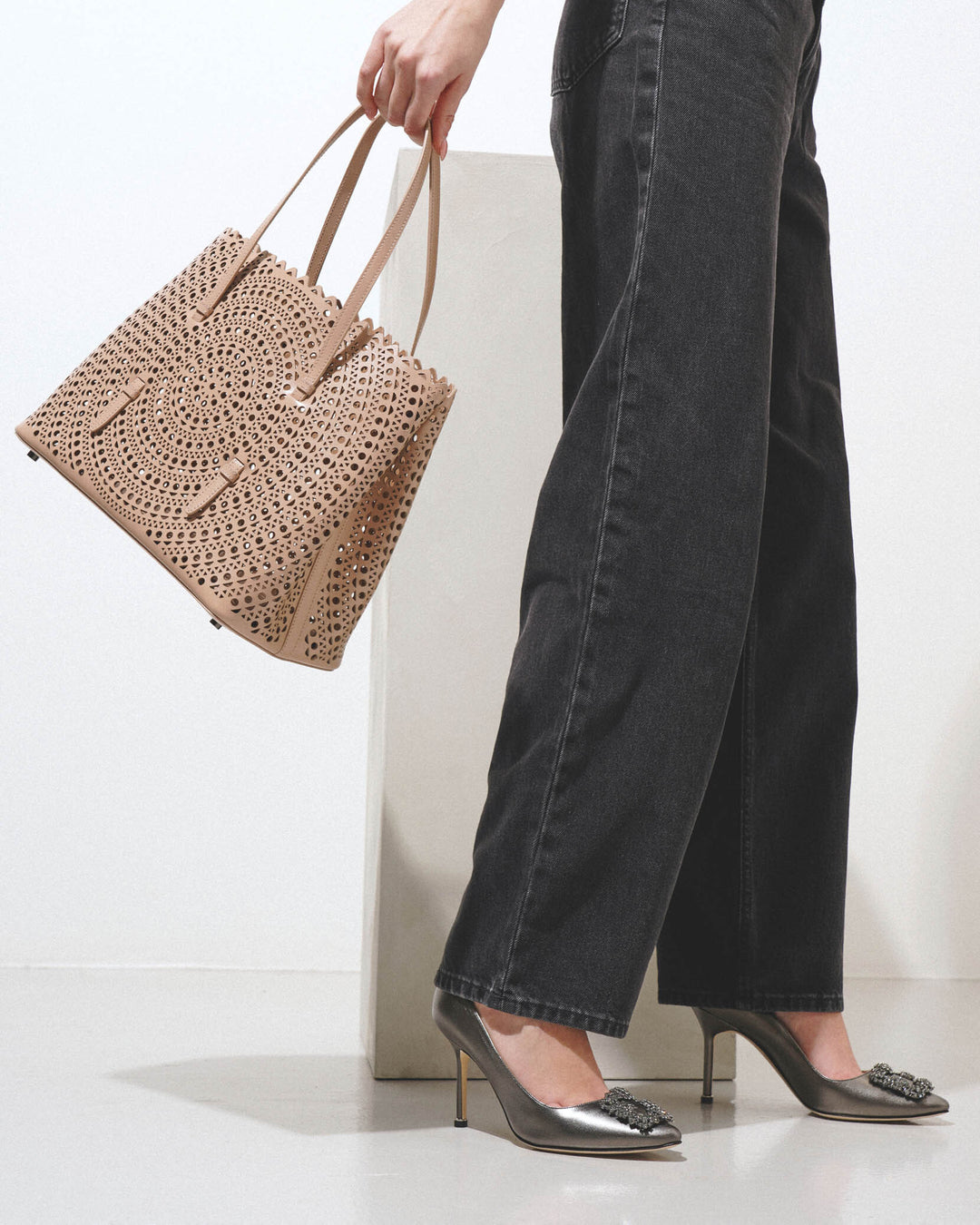 Alaïa | Mina 32 vienne circulaire beige tote bag | Savannahs Alaïa | Mina 32 vienne circulaire beige tote bag | Savannahs