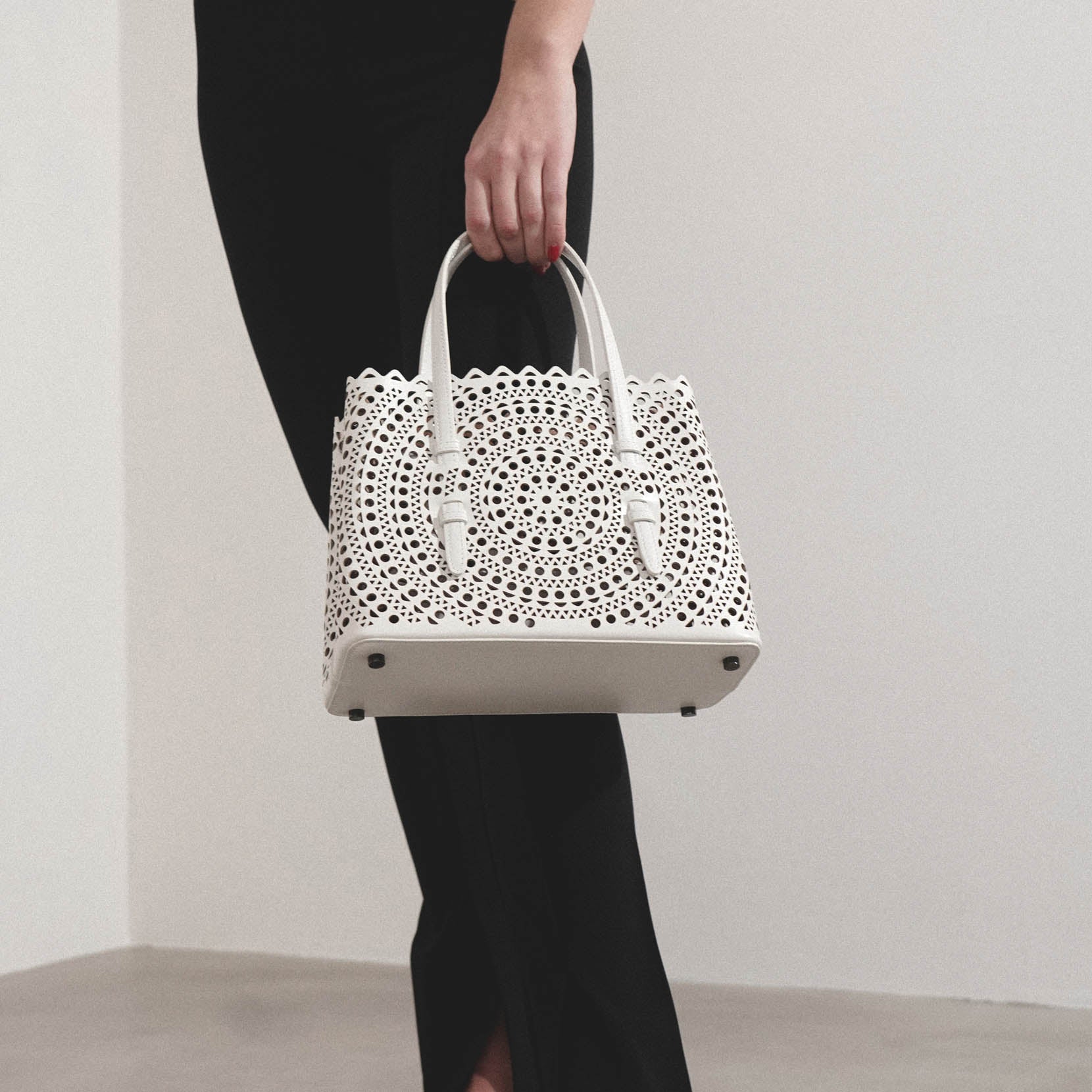 Alaïa | Mina 25 vienne circulaire white leather tote bag | Savannahs