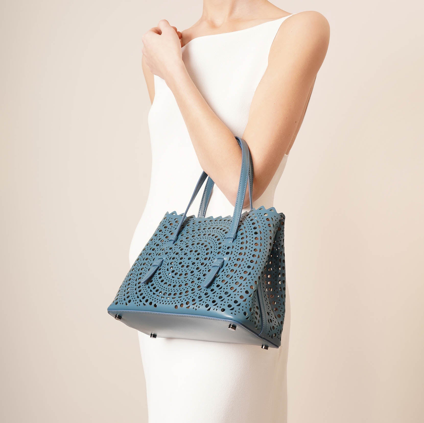 Alaïa | Mina 25 circulaire blue tote bag | Savannahs