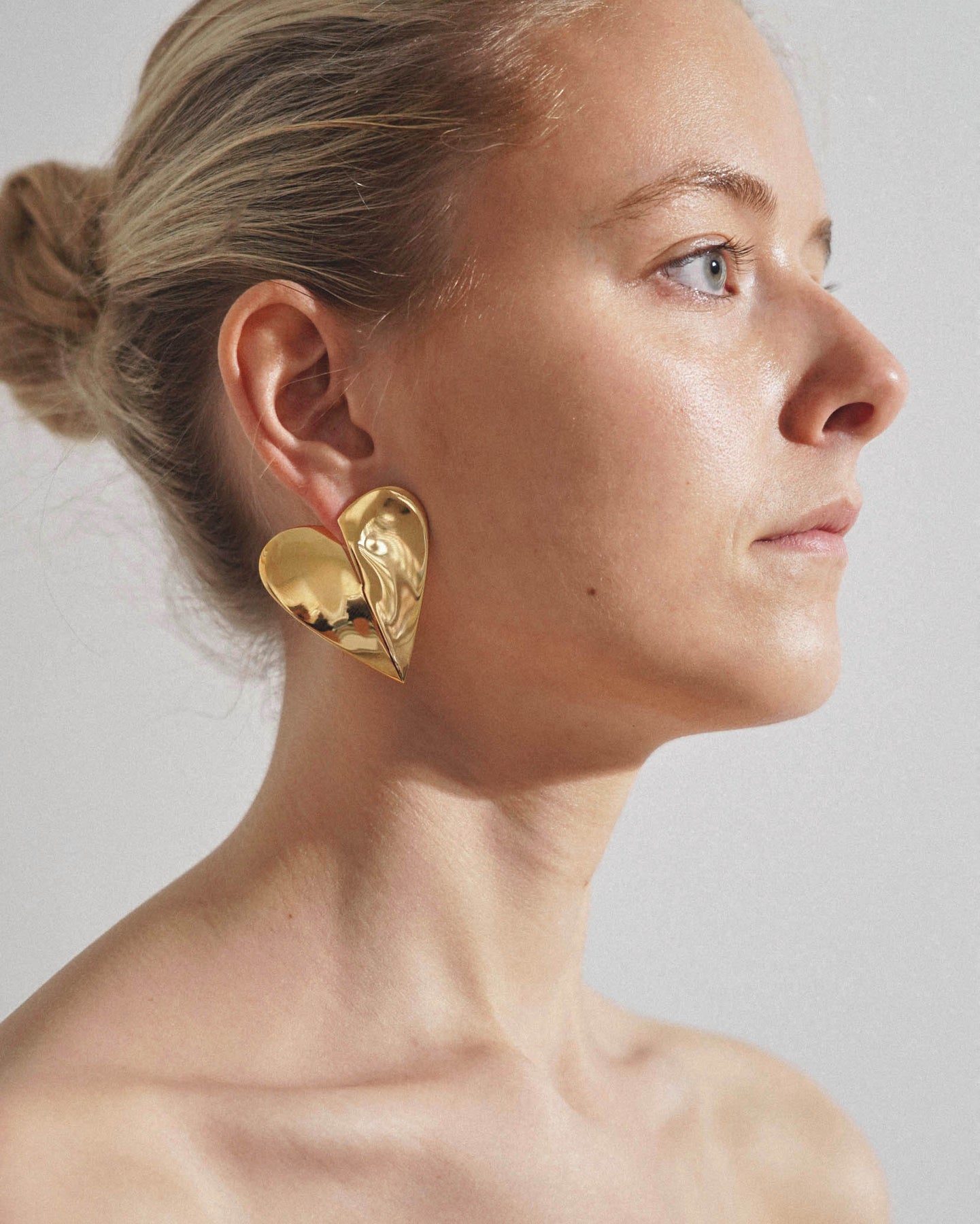 Shop Alaïa Le Cour M Gold Earrings