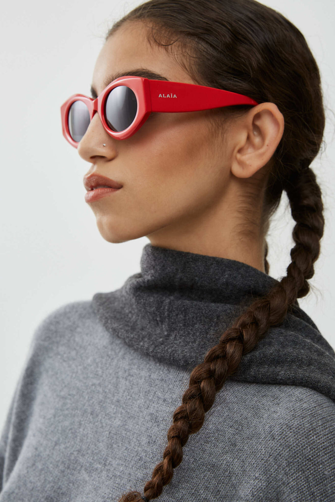 Alaïa | Oval 82 red sunglasses | Savannahs display picture 1