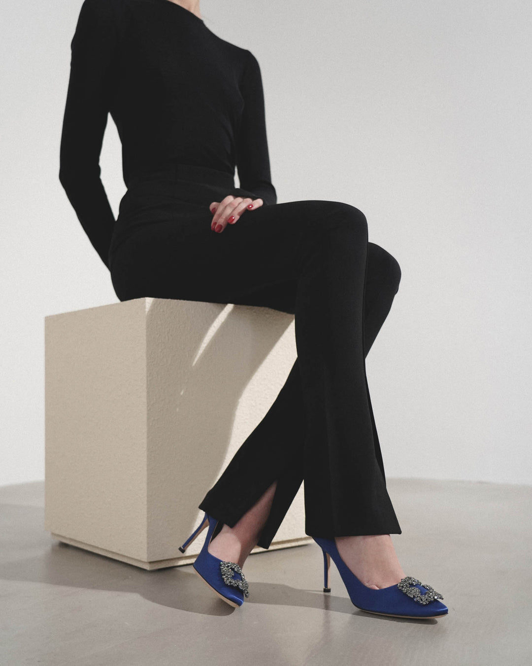 Manolo Blahnik | Hangisi 90 royal blue satin pumps | Savannahs