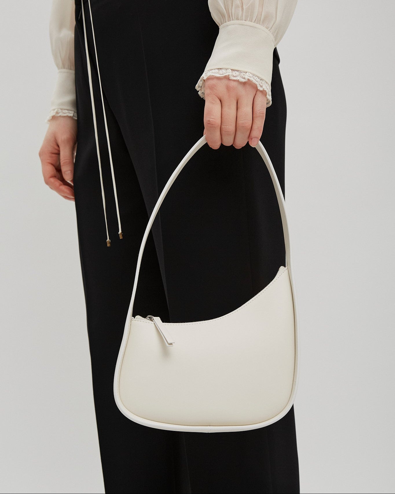ザロウ　half moon ショルダーバッグ　白　the row Half Moon leather shoulder bag in white - The Row | Mytheresa