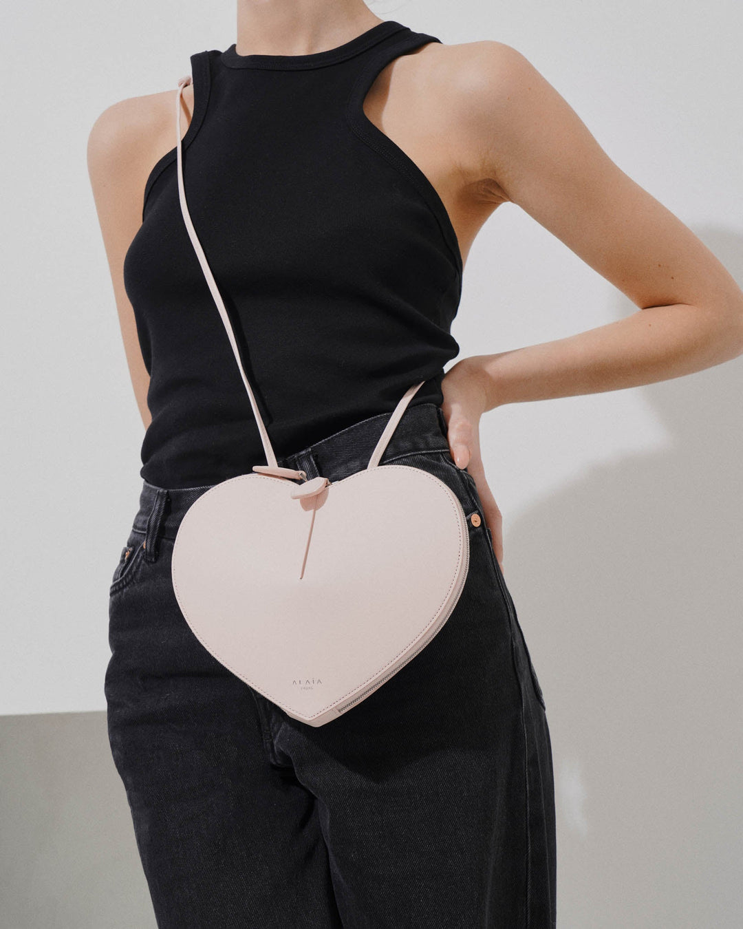 ショルダーバッグ・ポシェット ALAIA LE COEUR NET LEATHER CROSSBODY BAG ALAÏA Le Coeur leather shoulder bag | NET-A-PORTER