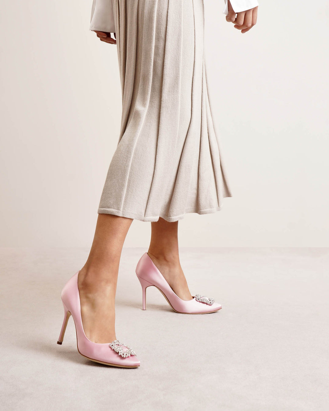 Manolo Blahnik | Hangisi 105 light pink satin pumps | Savannahs