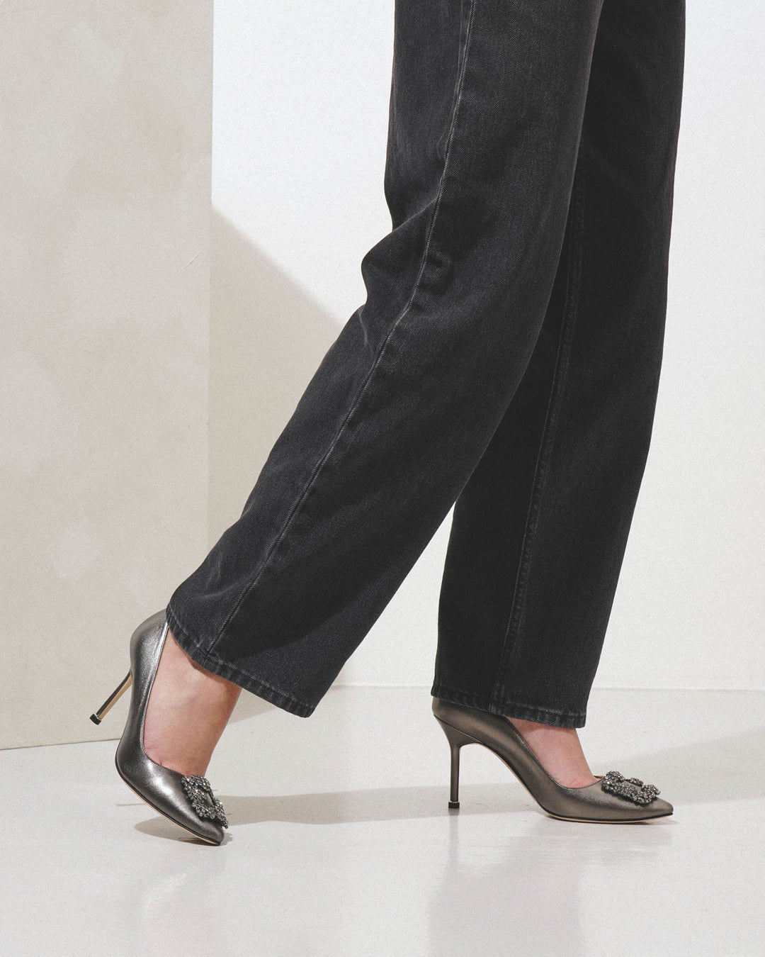 Manolo Blahnik | Hangisi 90 dark grey metallic nappa pumps | Savannahs