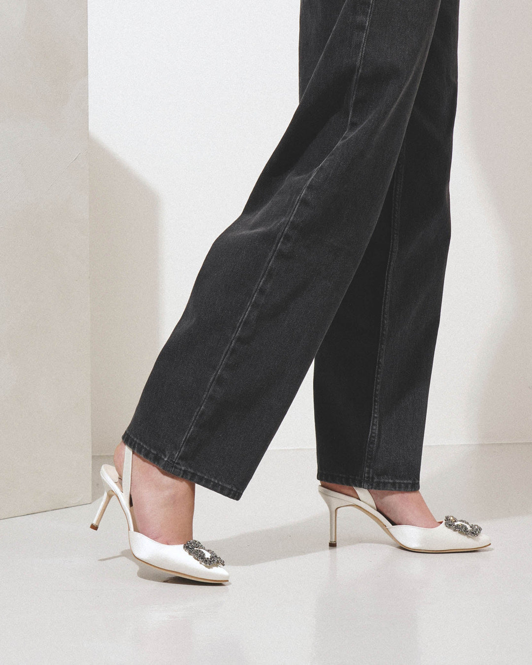 パンプス Manolo Blahnik Hangisli Slingback Pumps 85Mm Blue HANGISLI | Navy Blue Satin Jewel Buckle Slingback Pumps