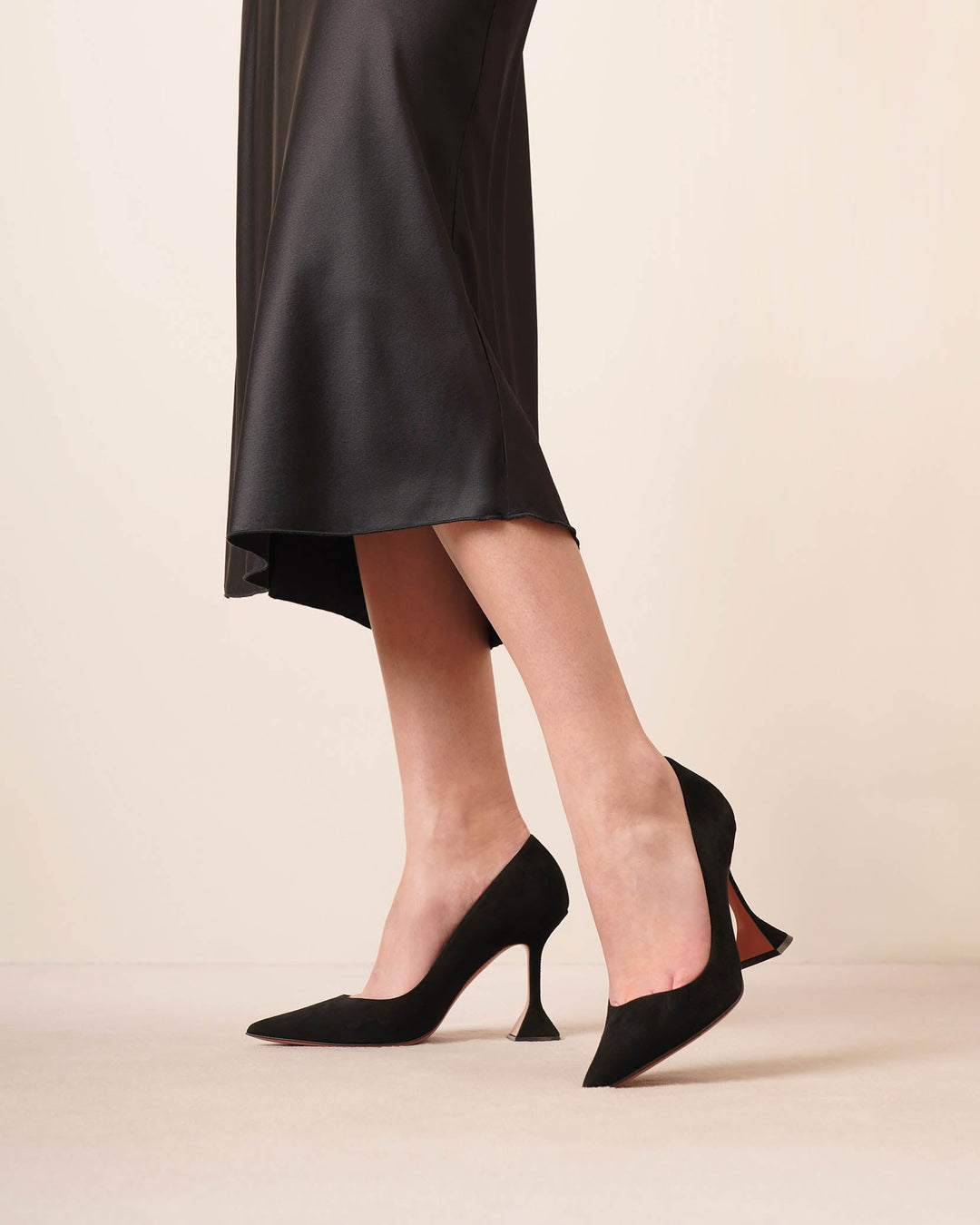 【関税込み】Amina Muaddi ブラック Ami Pump ヒール Ami patent leather pumps in black - Amina Muaddi | Mytheresa