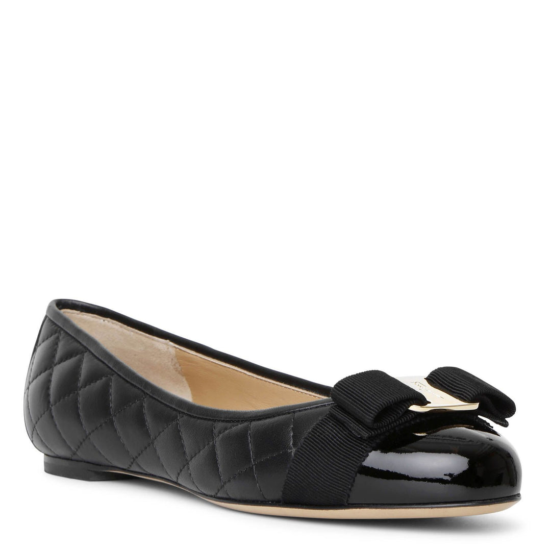 関税込 FERRAGAMO Varina patent leather ballet flats 633736 0442318852894_AMARETTI?wid=600