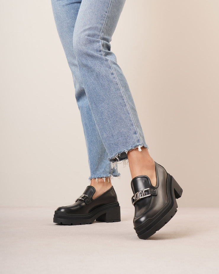 Vara chain black leather loafers